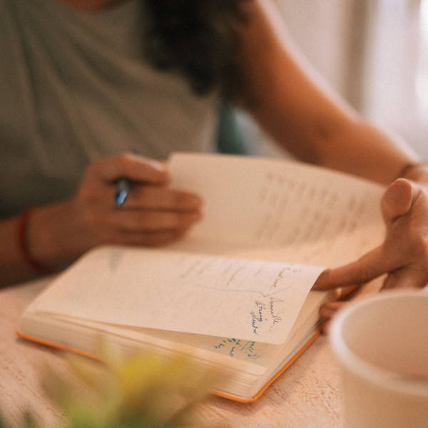 articles-recursos noia escriu a llibreta